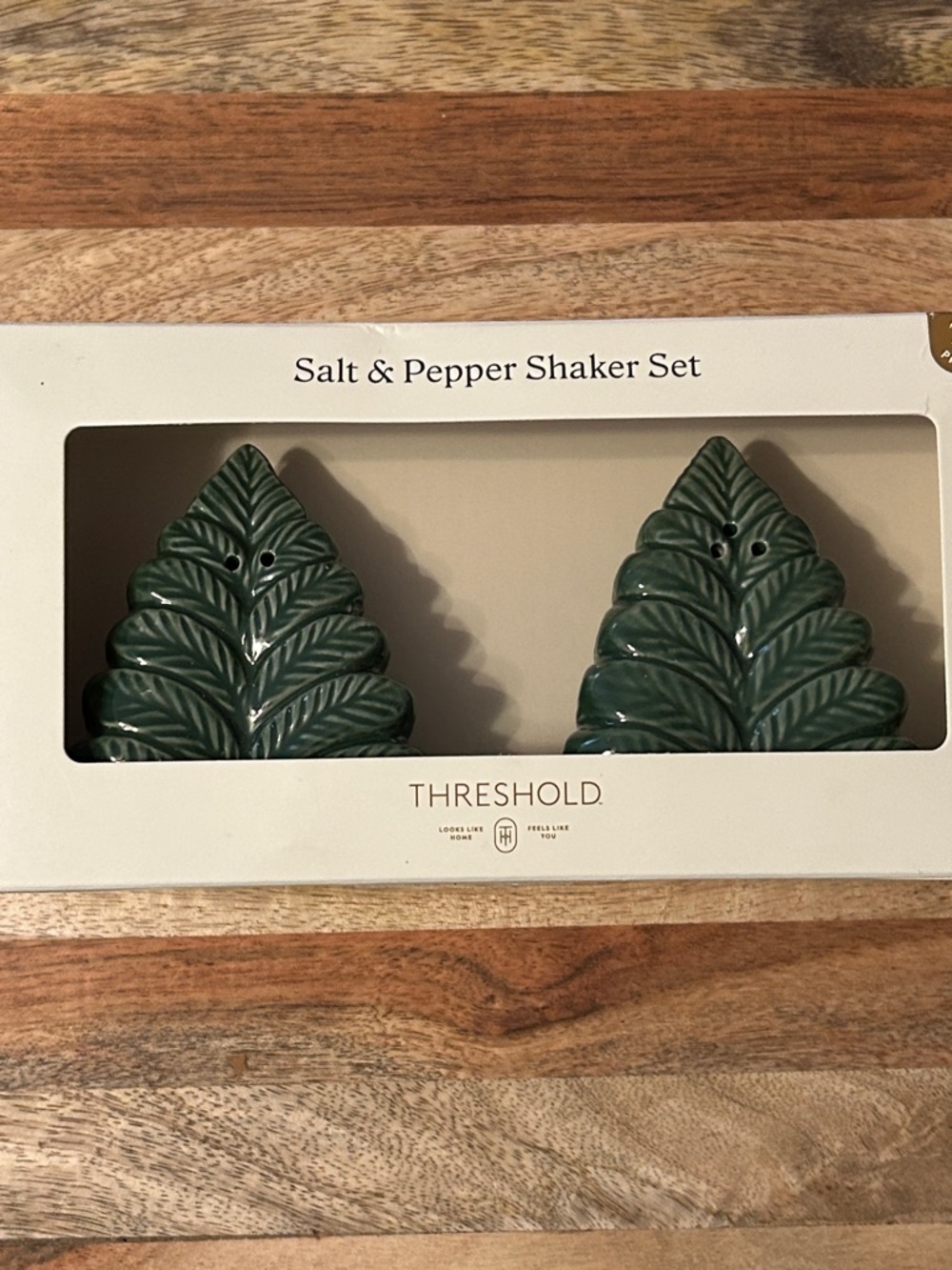 Threshold Green Ceramic palm leaves Salt & Pepper Shaker Set new